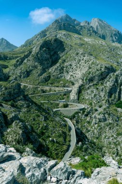 Sa Calobra 'ya giden dar dağ (yılan) yolu MA-2141. Dik kayalık engebeli araziyle çevrili zorlu yılan eğrileri. Mallorca, Ballearic Adaları, İspanya.