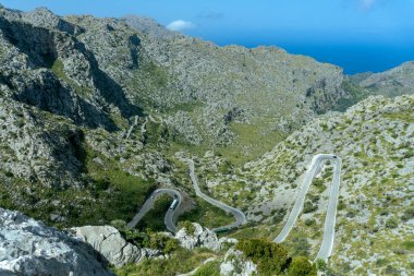 Sa Calobra 'ya giden dar dağ (yılan) yolu MA-2141. Dik kayalık engebeli araziyle çevrili zorlu yılan eğrileri. Mallorca, Ballearic Adaları, İspanya.