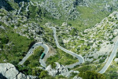Sa Calobra 'ya giden dar dağ (yılan) yolu MA-2141. Dik kayalık engebeli araziyle çevrili zorlu yılan eğrileri. Mallorca, Ballearic Adaları, İspanya.