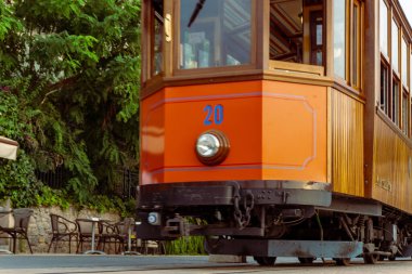 Ünlü turuncu tramvay Soller 'den Port de Soller' e, Mallorca, Balearic Adaları, İspanya.