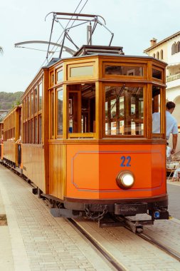 Ünlü turuncu tramvay Soller 'den Port de Soller' e, Mallorca, Balearic Adaları, İspanya.