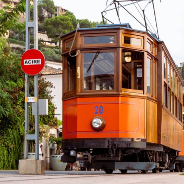 Ünlü turuncu tramvay Soller 'den Port de Soller' e, Mallorca, Balearic Adaları, İspanya.