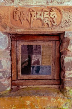 Pencere. Tibet tarzı binalar, süsler ve semboller. İskoçya 'daki Budist Manastırı ve Tibet Merkezi.