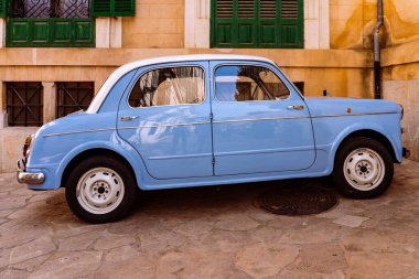 Mallorca, Balearic Adaları, İspanya 'da eski ve mavi bir klasik arabanın yan tarafı..