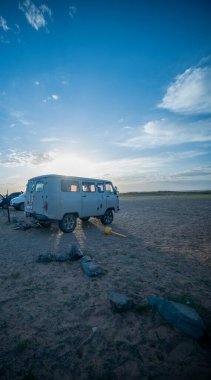 Çölde park etmiş bir araba.