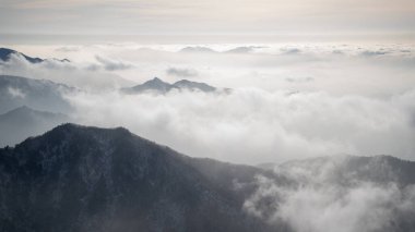 Bulutlu ve sisli güzel dağ manzarası