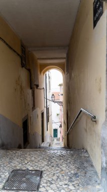 Venedik 'teki eski bir caddede.