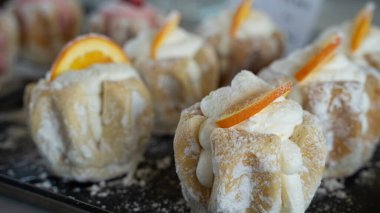 Markette tatlı ve lezzetli kekler