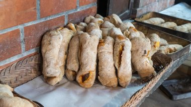 Tahta bir kutuda taze pişmiş ekmek..