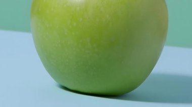 mavi zemin üzerine yeşil elma