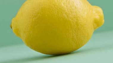 Bir Limona Yaklaş