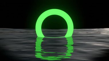 Parlayan neon halkası, sakin gece sularını yansıtıyor.