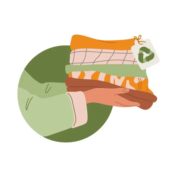 Geri dönüşüm etiketli katlanmış giysilerle el ele tutuşmak. Kol, sürdürülebilir malzemelerden yapılmış bir yığın giysi sunar. Düz vektör çizimi. Giyim kuşam ve bilinçli tüketim kavramı.