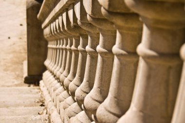 Mimari balyaların sırası, yakın plan. Tekrarlama, doku ve mimari ayrıntı.