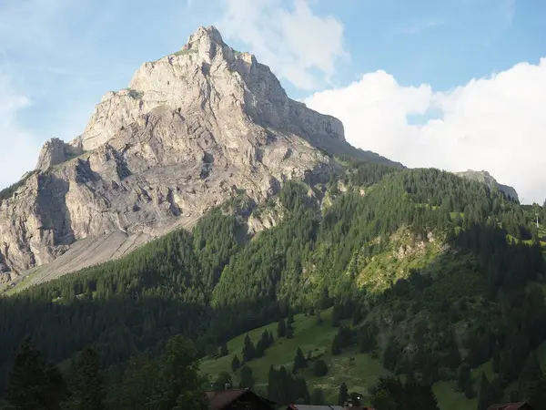 Üçgen yüksek dağ, Kandersteg 'deki Dundenhorn manzarası. Dağ ve yeşil orman, İsviçre. Yazın dağlar.