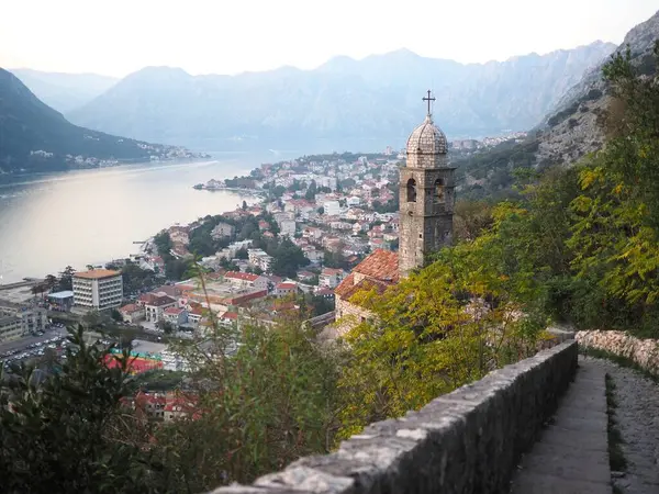 Kotor Körfezi 'nin gün batımında St. John Kalesi' nden panoramik manzarası. Karanlık çöktüğünde kilise, koy ve dağlar