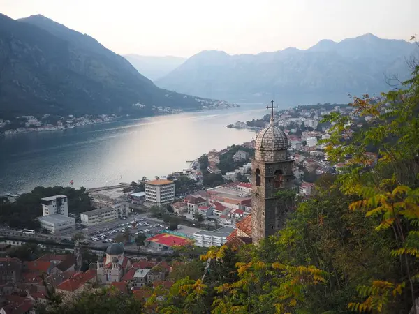 Kotor Körfezi 'nin gün batımında St. John Kalesi' nden panoramik manzarası. Karanlık çöktüğünde kilise, koy ve dağlar
