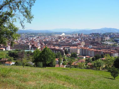 Oviedo, Asturias, İspanya 'nın panoramik manzarası. İspanya 'nın kuzeyinde güneşli bir gün