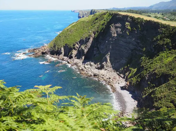 Güneşli bir günde berrak mavi suyu olan bir sahil. Kuzey İspanya 'da Atlantik Okyanusu kıyısı, Biscay Körfezi. Temiz su. Ribadesella, Asturias