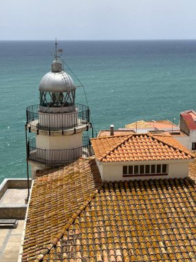 Güneşli bir günde deniz fenerine karşı mavi su. Peniscola, Valencia Eyaleti, İspanya.