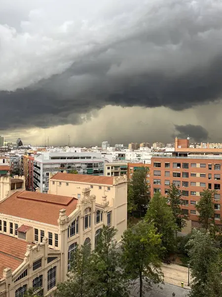 Valencia, İspanya üzerinde kara bulutlar. Akdeniz kıyısında yağmur, yağış. Dana 'yı. Dramatik gökyüzü.