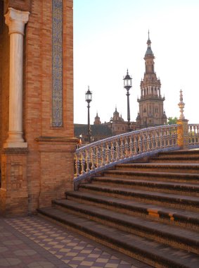 Plaza de Espana güneşli bir günde, Seville Endülüs İspanya. Kule ve merdiven.