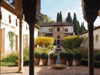 Granada, Endülüs, İspanya 'da Generalife Alhambra' nın Bahçeleri. Çeşmeli yeşil avlu. Endülüs Arap Bahçeleri.