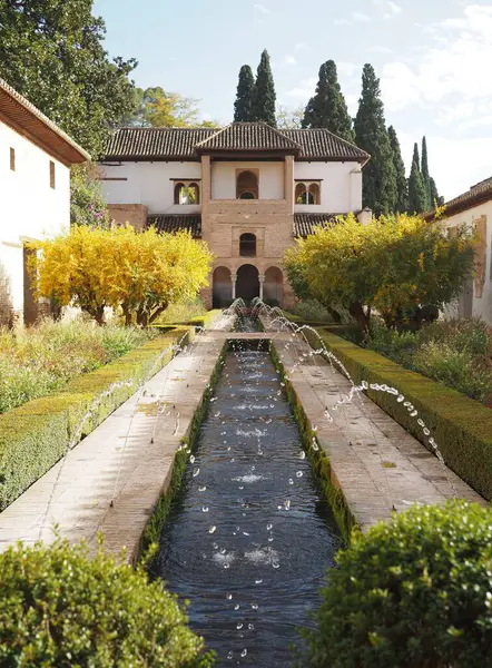 Granada, Endülüs, İspanya 'da Generalife Alhambra' nın Bahçeleri. Çeşmeli yeşil avlu. Endülüs Arap Bahçeleri.