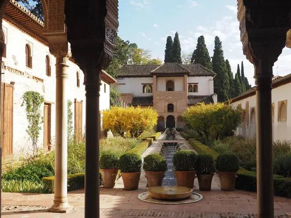 Granada, Endülüs, İspanya 'da Generalife Alhambra' nın Bahçeleri. Çeşmeli yeşil avlu. Endülüs Arap Bahçeleri.