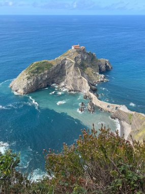 Biscay Körfezi Atlantik Okyanusu 'ndaki Gaztelugatxe merdivenli taş ada. Kuzey İspanya, Bask Ülkesi 'nin simgesi..