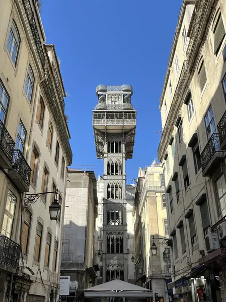 Asansör Elevador 'u güneşli bir günde Lizbon' da mavi gökyüzüne karşı kaldırır. Portekiz 'in simgesi.
