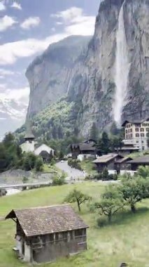 Hareket halindeki trenden Lauterbrunnen 'e ve şelaleye bak.