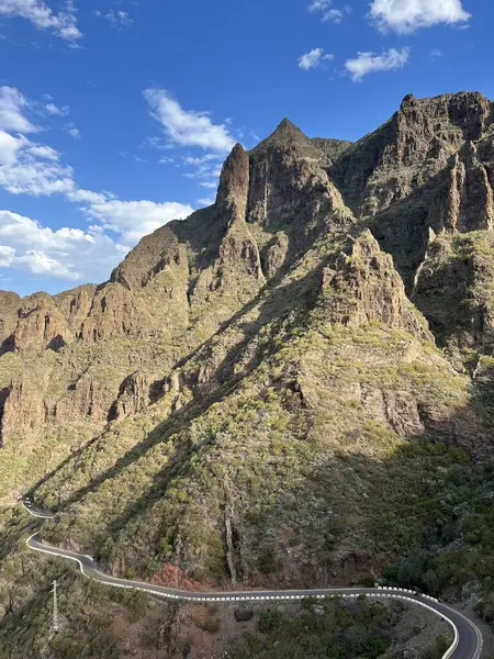 Masca Vadisi, kanyon ve kıvrımlı yol yeşil uçurumlar arasındaki yeşil bir vadide, güneş tarafından aydınlatılıyor. Tenerife, Kanarya Adaları, İspanya.