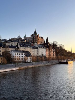 Stockholm, Mariaberget, İsveç 'in tarihi Sodermalm bölgesinin kentsel manzarası, gün batımının altın saatinde. İskandinav mimarisi.
