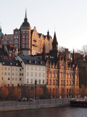 Stockholm, Mariaberget, İsveç 'in tarihi Sodermalm bölgesinin kentsel manzarası, gün batımının altın saatinde. İskandinav mimarisi.