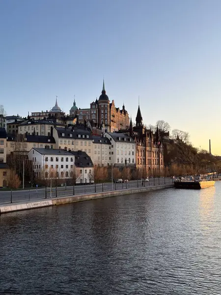 Stockholm, Mariaberget, İsveç 'in tarihi Sodermalm bölgesinin kentsel manzarası, gün batımının altın saatinde. İskandinav mimarisi.