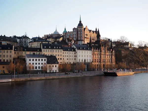 Stockholm, Mariaberget, İsveç 'in tarihi Sodermalm bölgesinin kentsel manzarası, gün batımının altın saatinde. İskandinav mimarisi.