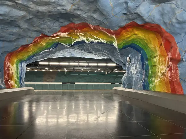 Stockholm metrosu: gökkuşağı duvar resimli stad istasyonu. Modern metro tasarımı.