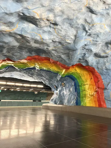 Stockholm metrosu: gökkuşağı duvar resimli stad istasyonu. Modern metro tasarımı.