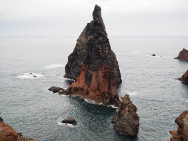 Cape Sao Lourenco 'nun çöl manzaraları. Okyanusta büyük siyah üçgen bir kaya. Madeira Adası, Portekiz, PR8 Vereda da Ponta de Sao Lourenco.