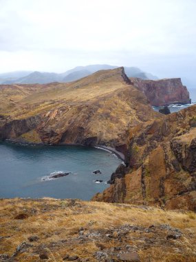 Cape Sao Lourenco 'nun çöl manzaraları. Renkli tepeler ve körfezde bir plaj. Madeira Adası, Portekiz, PR8 Vereda da Ponta de Sao Lourenco.