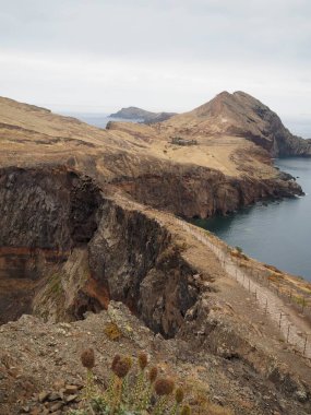 Cape Sao Lourenco 'nun çöl manzaraları. Uçurumun üzerinde dar bir patika. Madeira Adası, Portekiz, PR8 Vereda da Ponta de Sao Lourenco.