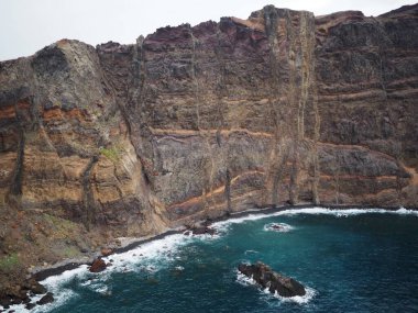 Cape Sao Lourenco 'nun çöl manzaraları. Okyanus kıyısındaki görkemli kaya oluşumu. Madeira Adası, Portekiz, PR8 Vereda da Ponta de Sao Lourenco.