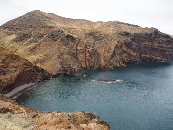 Cape Sao Lourenco 'nun çöl manzaraları. Renkli tepeler ve körfezde bir plaj. Madeira Adası, Portekiz, PR8 Vereda da Ponta de Sao Lourenco.