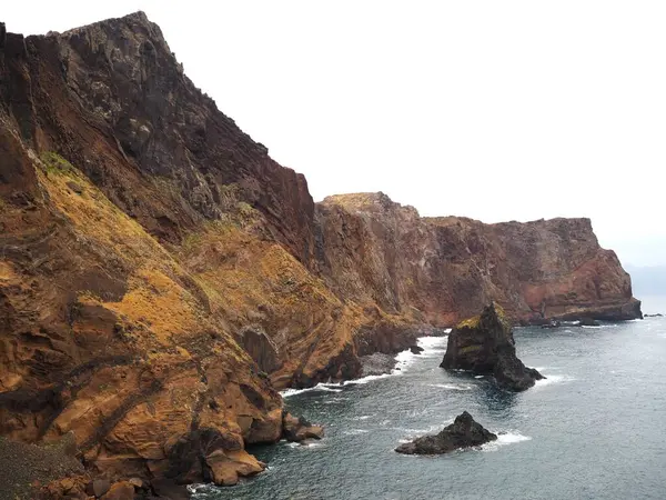 Cape Sao Lourenco 'nun çöl manzaraları. Ochre ve Terracotta uçurumları okyanusun üzerinde. Madeira Adası, Portekiz, PR8 Vereda da Ponta de Sao Lourenco.
