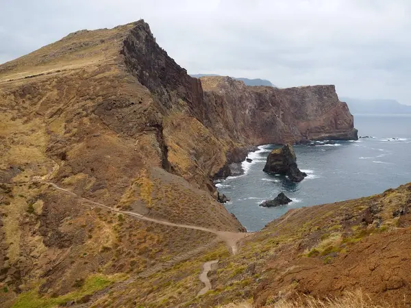 Cape Sao Lourenco 'nun çöl manzaraları. Ochre ve Terracotta uçurumları okyanusun üzerinde. Madeira Adası, Portekiz, PR8 Vereda da Ponta de Sao Lourenco.