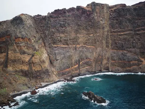 Cape Sao Lourenco 'nun çöl manzaraları. Okyanus kıyısındaki görkemli kaya oluşumu. Madeira Adası, Portekiz, PR8 Vereda da Ponta de Sao Lourenco.