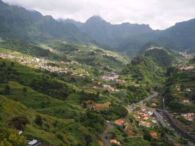 Portekiz 'in Madeira Adası Sao Vicente köyünün yeşil vadisinin panoramik manzarası.