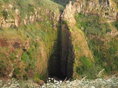 Yüksek şelale Garganta Funda, Portekiz 'in Madeira Adası' nın yeşil bir manzarasına, uçurumdan düşüyor.
