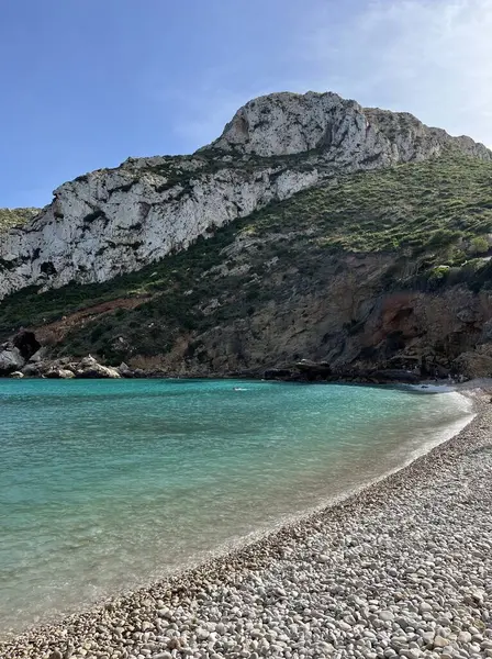 Cennet plajı Playa de la Granadella kayalar ve yeşillikler arasında berrak mavi su ile. İspanya 'nın Akdeniz kıyısının doğası, Alicante ili.